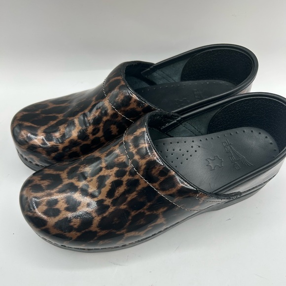 Dansko Brown Leopard Shoes Women's Comfort Clogs 39 Patent Leather  Nursing Y2K - Picture 8 of 8
